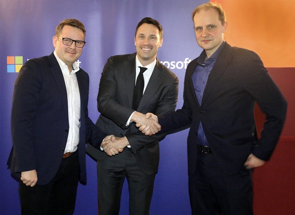 Fra venstre: Ørjan Torsteinsen (leder IT-drift, Funn), Ole Roterud (Partner Lead, Microsoft Norge) og Lars Ivar Simonsen (Adm. dir. Funn). (Foto: Microsoft Norge)